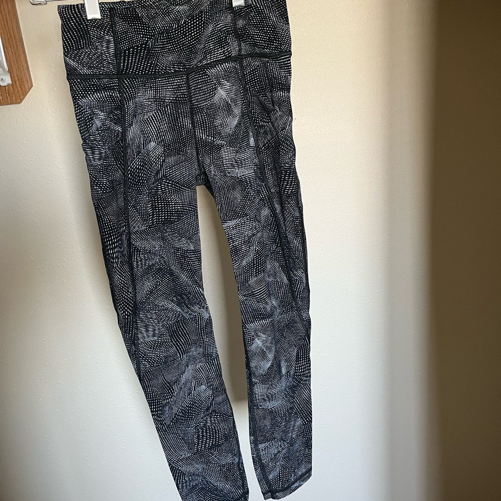 Lululemon l Black and White Patterned High Rise Leggings l Size 4